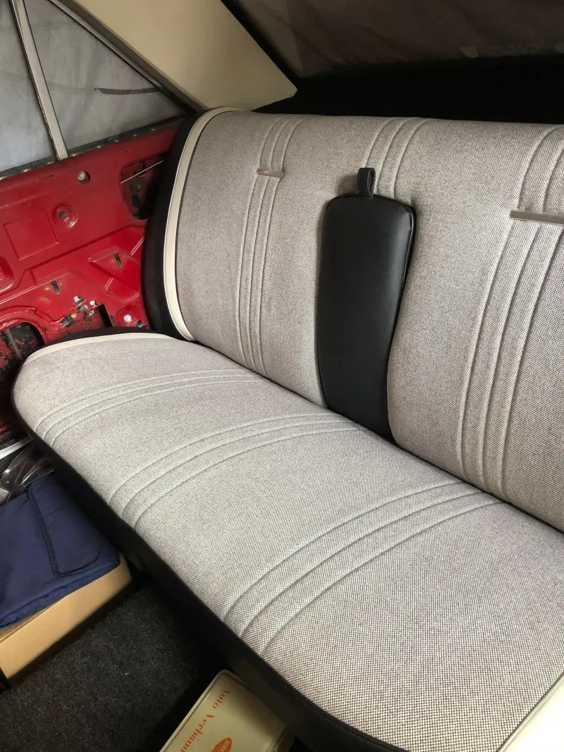 De achterbank teruggeplaatst in de auto