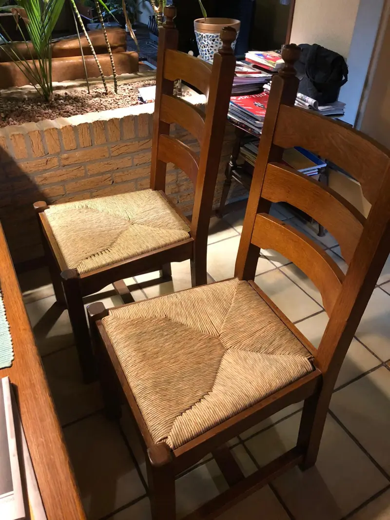 Twee eetkamerstoelen met nieuwe biezen zittingen