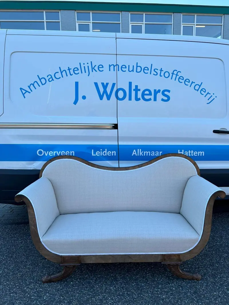 Gestoffeerde sofa voor de bestelbus van ambachtelijke meubelstoffeerderij J. Wolters
