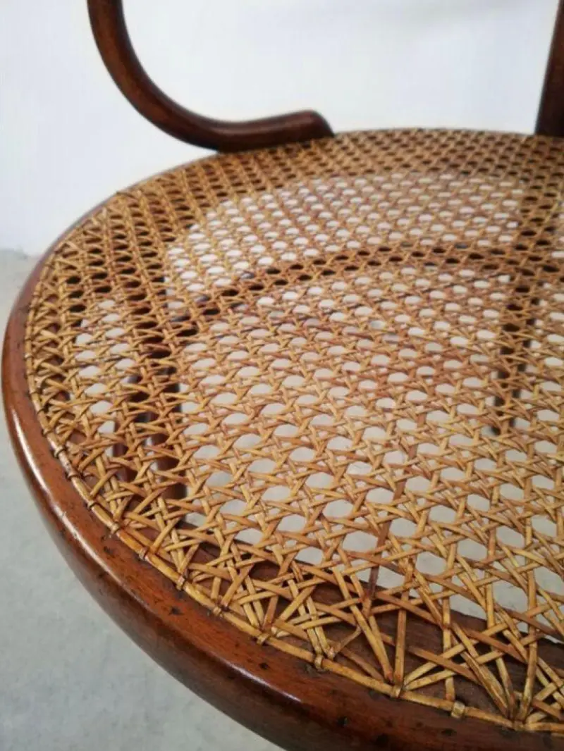 Detail van een handgevlochten rieten stoelzitting