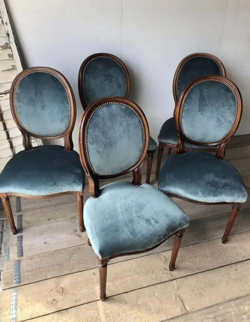 Vier klassieke stoelen met nieuwe blauwe velours bekleding
