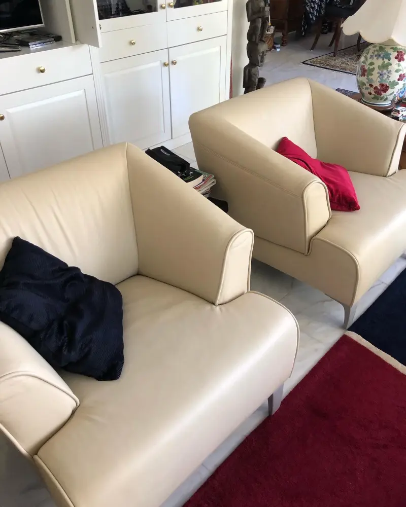 Twee crèmekleurige leren fauteuils