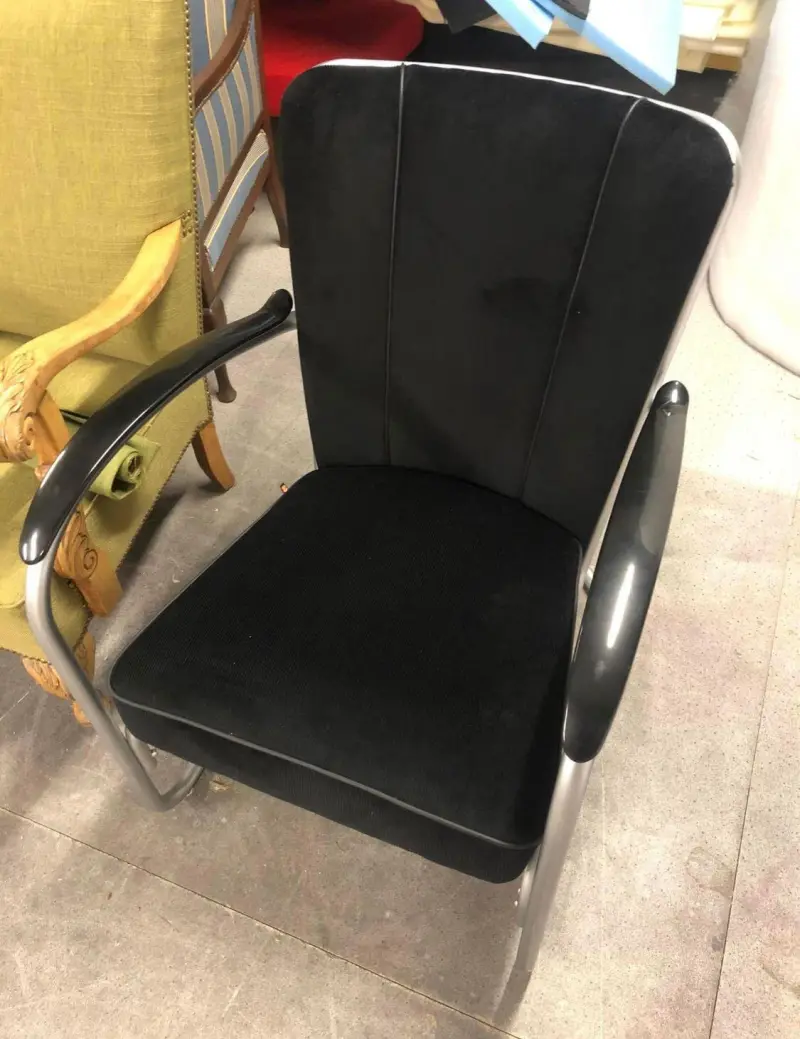 Dezelfde buisframe-fauteuil met nieuwe zwarte bekleding