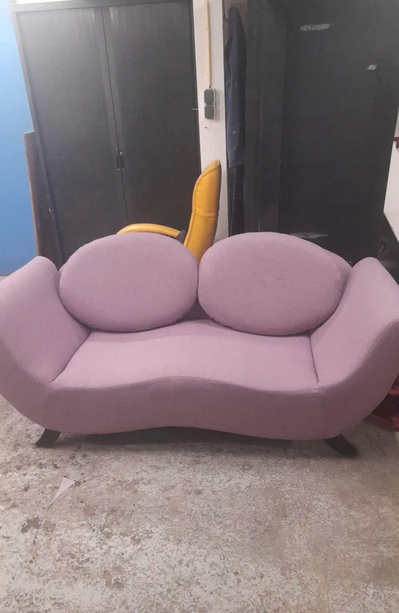 Dezelfde designbank met nieuwe lila stof