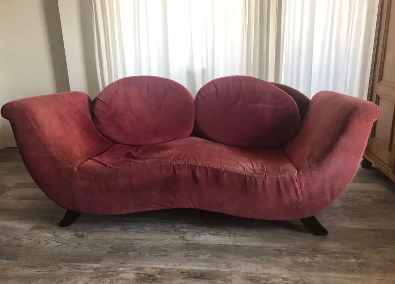 Designbank met ronde rugkussens in verschoten rode stof