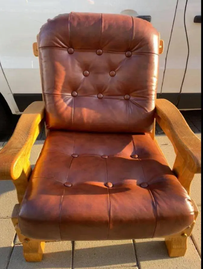 Dezelfde fauteuil met volledig herstelde kleur