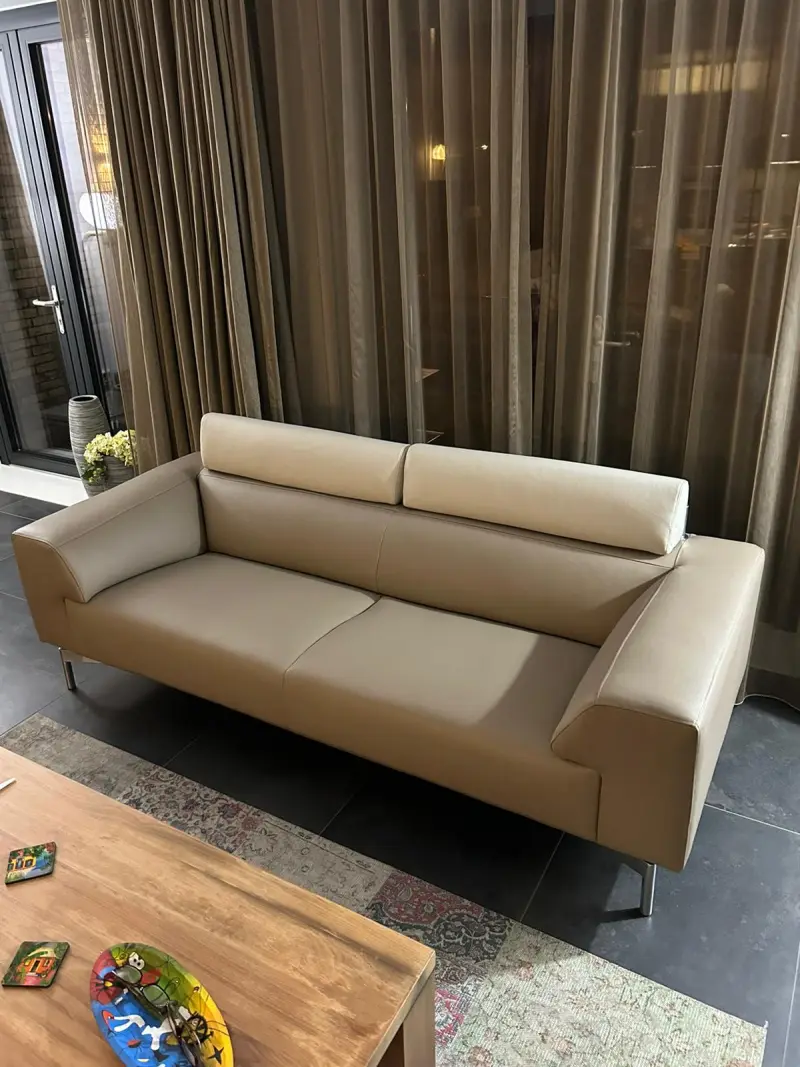 Dezelfde designbank in crèmekleurig leer