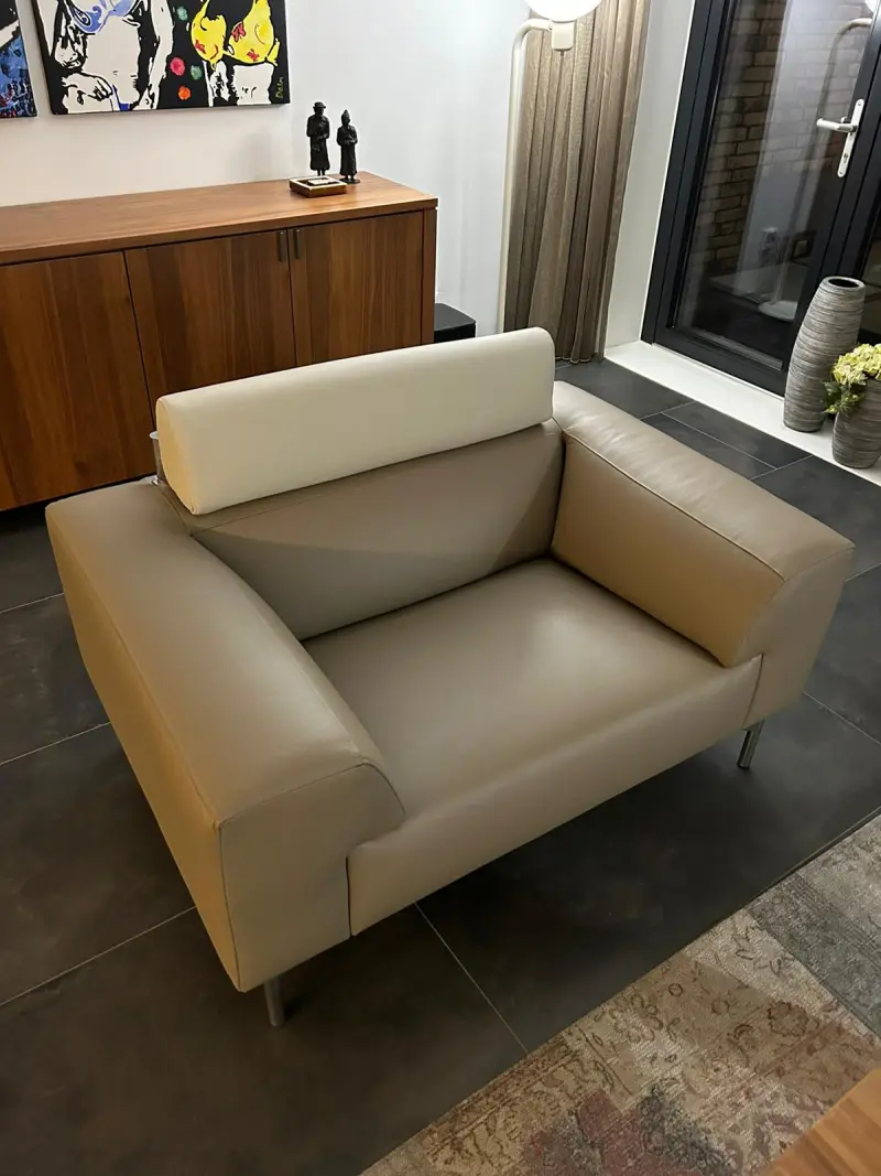 Dezelfde fauteuil in crèmekleurig leer