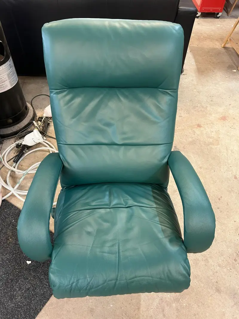 Dezelfde groene leren fauteuil na de leerbehandeling