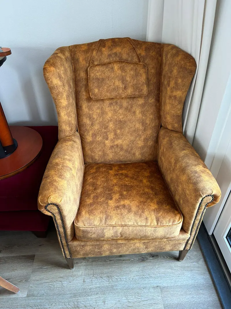 Dezelfde oorfauteuil met nieuwe bekleding
