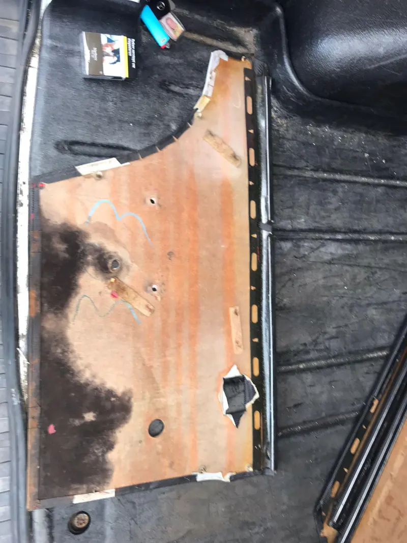 Oud, beschadigd portierpaneel van de auto