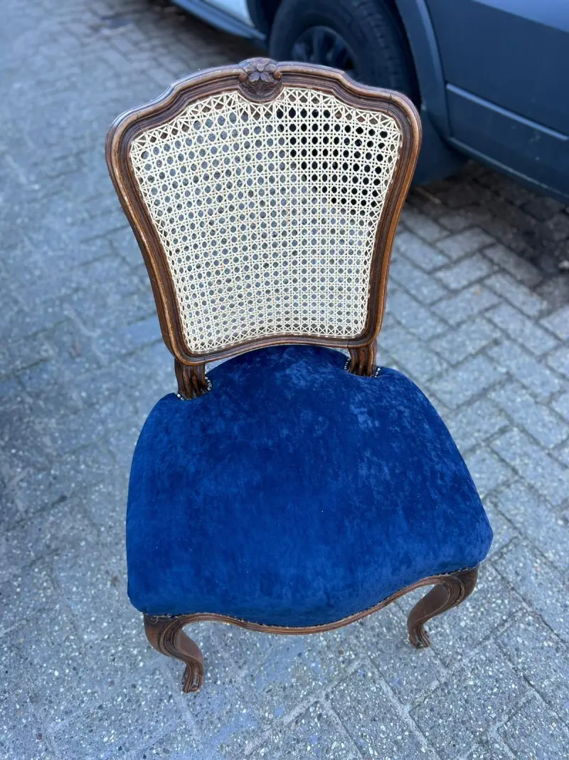 Dezelfde stoel met nieuwe blauwe velours zitting