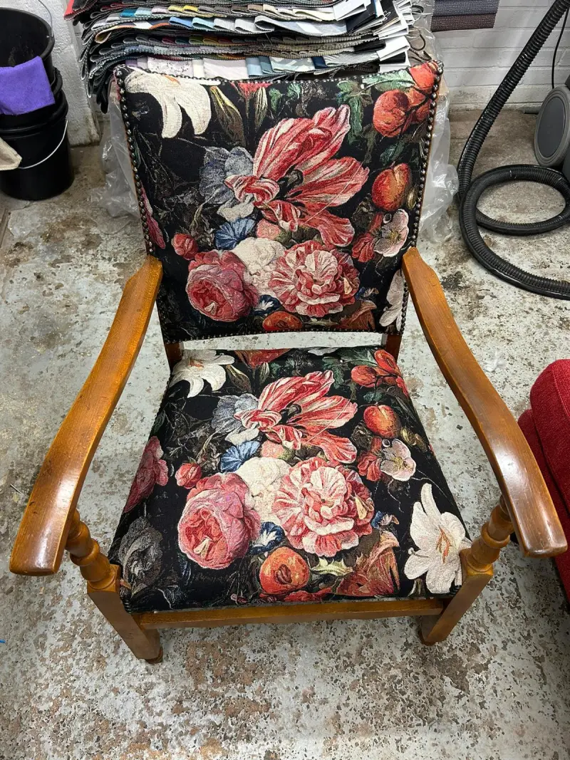 Dezelfde fauteuil met nieuwe bloemenstof