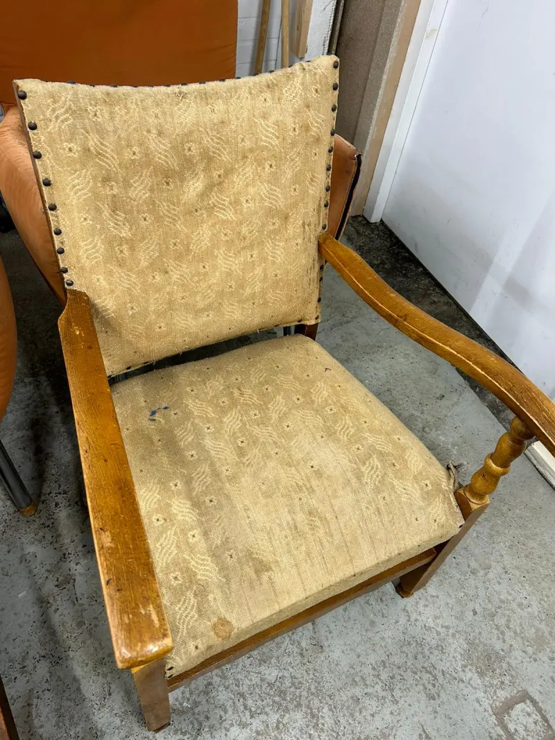 Houten fauteuil met vale beige bekleding
