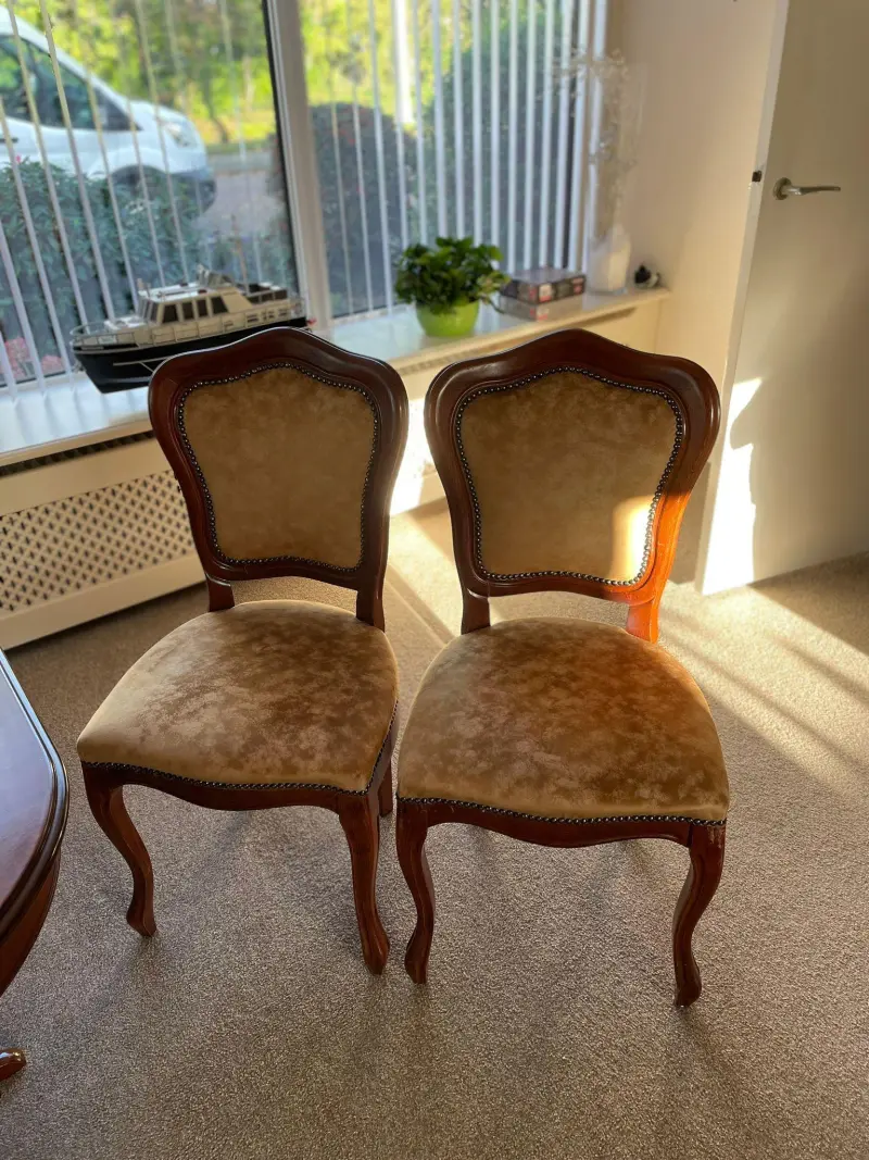 Twee antieke stoelen met rieten rug