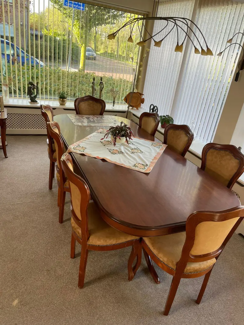 Eettafel met stoelen met rieten rug