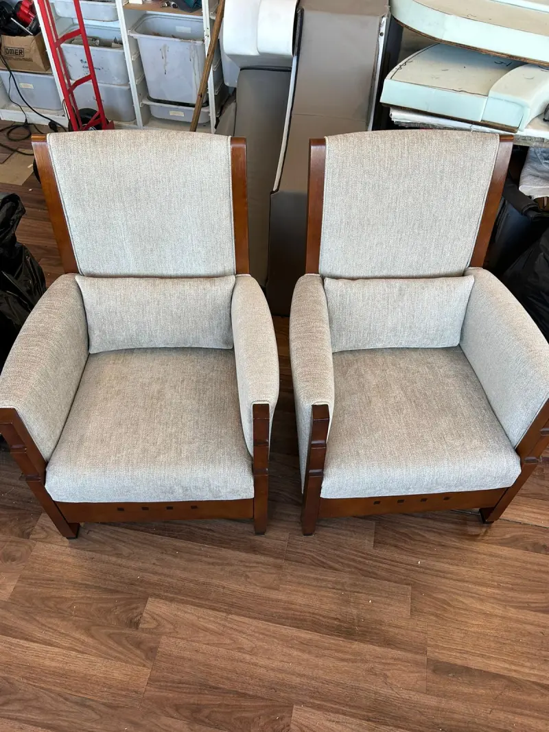 Twee fauteuils met lichte stof