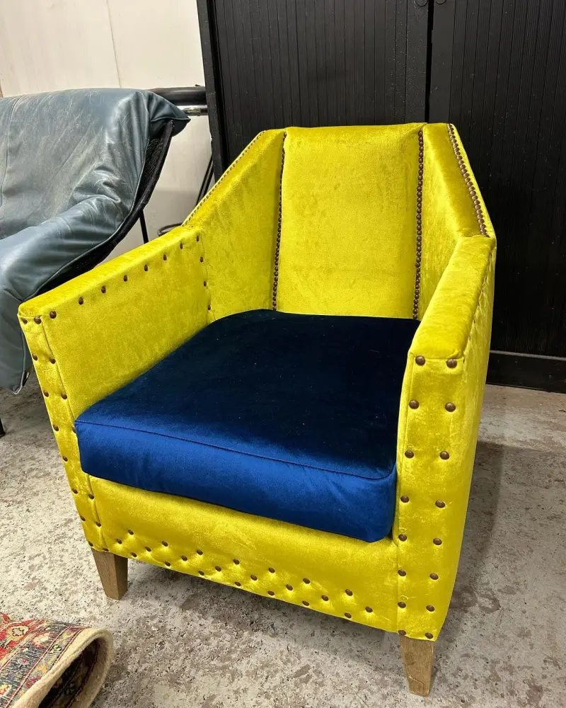 Fauteuil met gele en blauwe velours en siernagels
