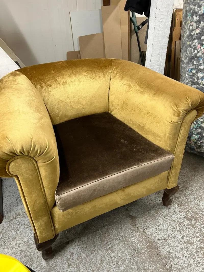 Fauteuil met goudkleurige velours