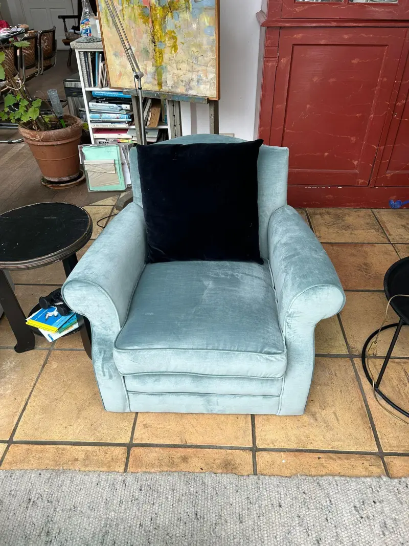 Lichtblauwe fauteuil met zwart kussen