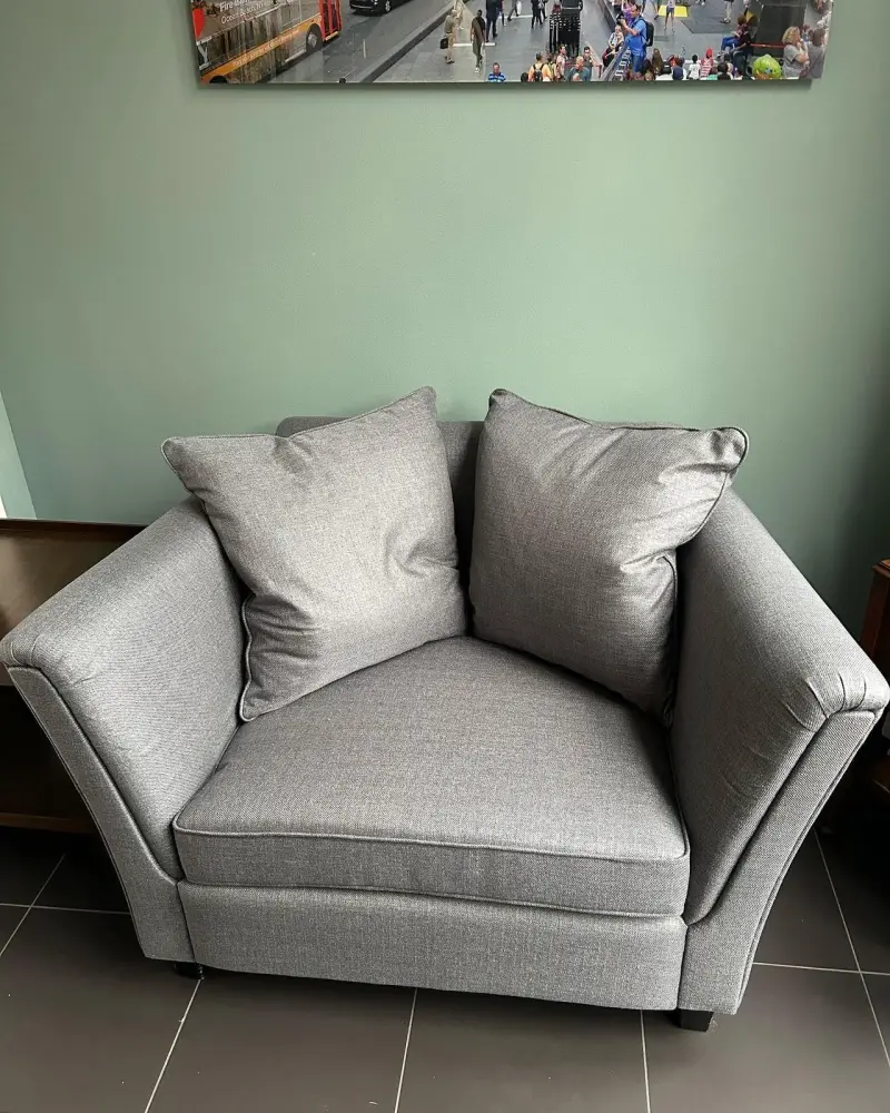 Grijze loveseat met kussens