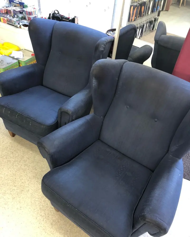 Twee blauwe oorfauteuils