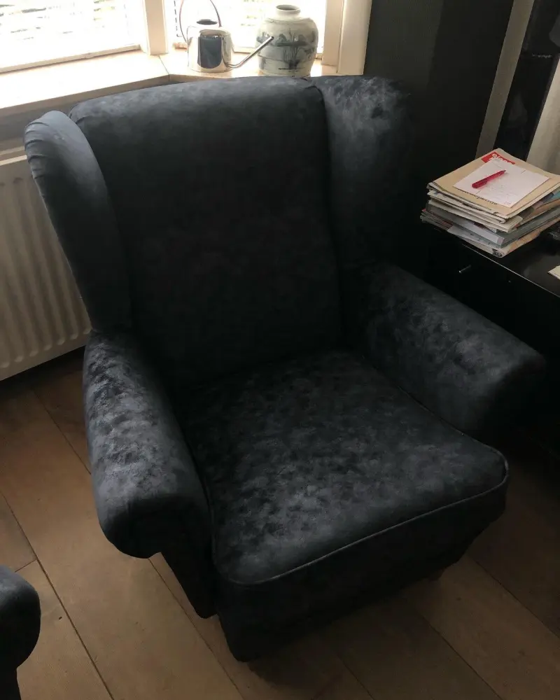 Zwarte oorfauteuil