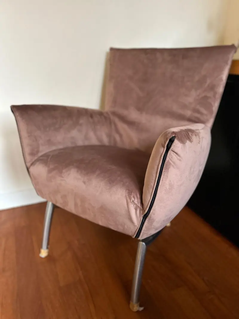 Fauteuil met roze velours bekleding