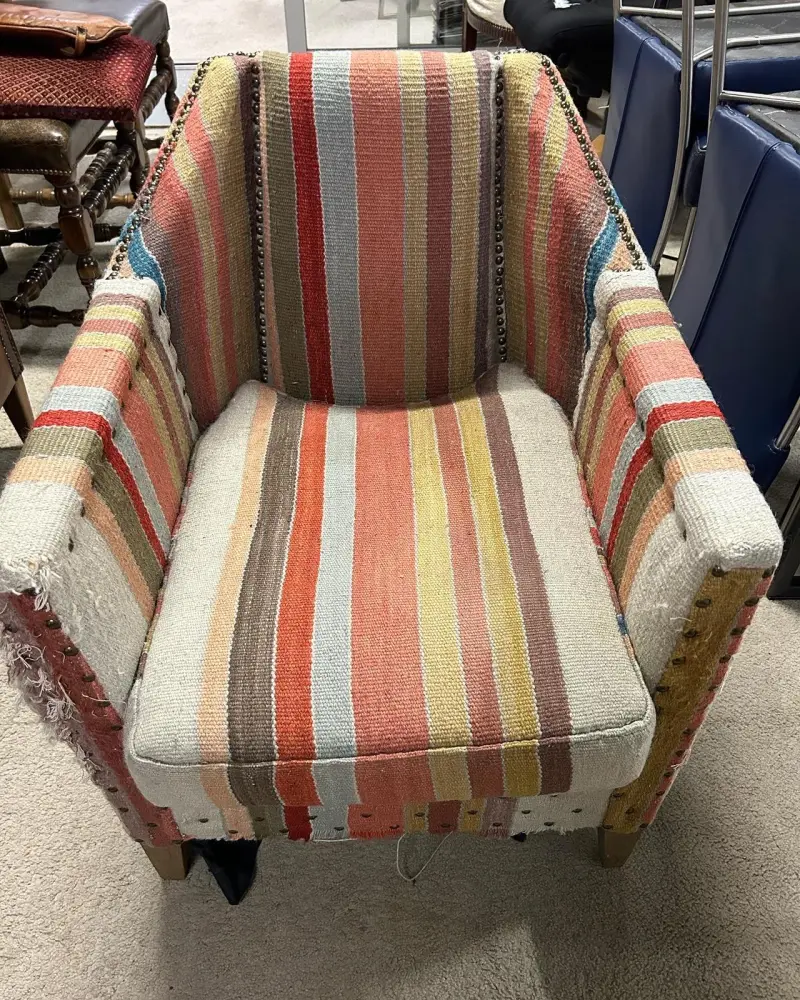 Fauteuil met kleurrijke gestreepte stof