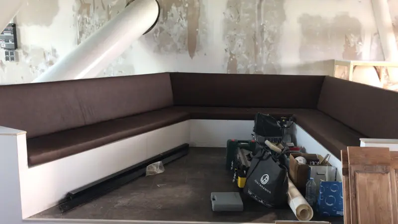 De hoekbank van de skybox tijdens het werk
