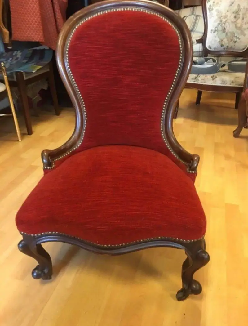 Antieke stoel met nieuwe rode velours bekleding en siernagels