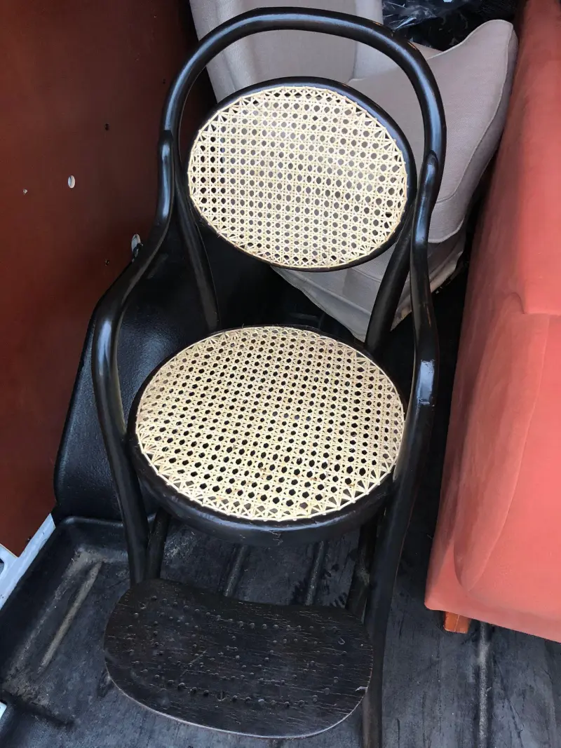 Gerestaureerde Thonet kinderstoel met nieuw rietvlechtwerk