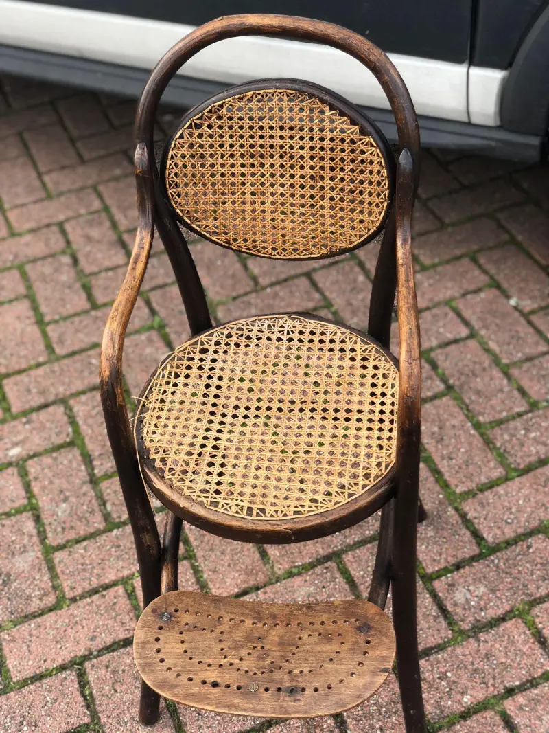 Thonet kinderstoel met oud rietwerk
