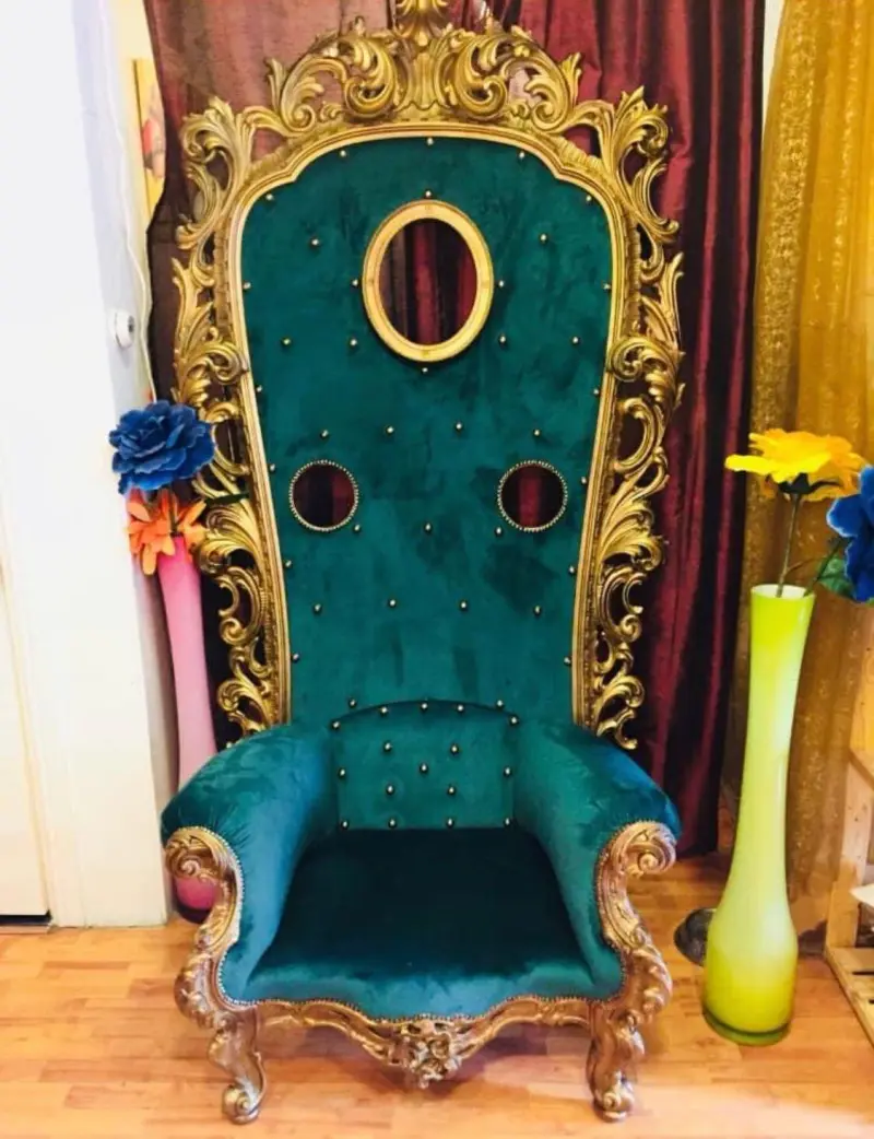 Gouden troon met groene velours bekleding